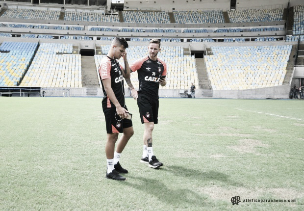 Atlético-PR faz reconhecimento do gramado no Maracanã antes da decisão Atlético-PR faz reconhecimento do gramado no Maracanã antes da decisão