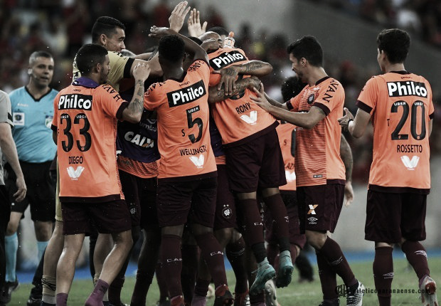 Com golaços e expulsões, Atlético-PR vence Flamengo no Maracanã, mas fica fora do G-6 Com golaços e expulsões, Atlético-PR vence Flamengo no Maracanã, mas fica fora do G-6