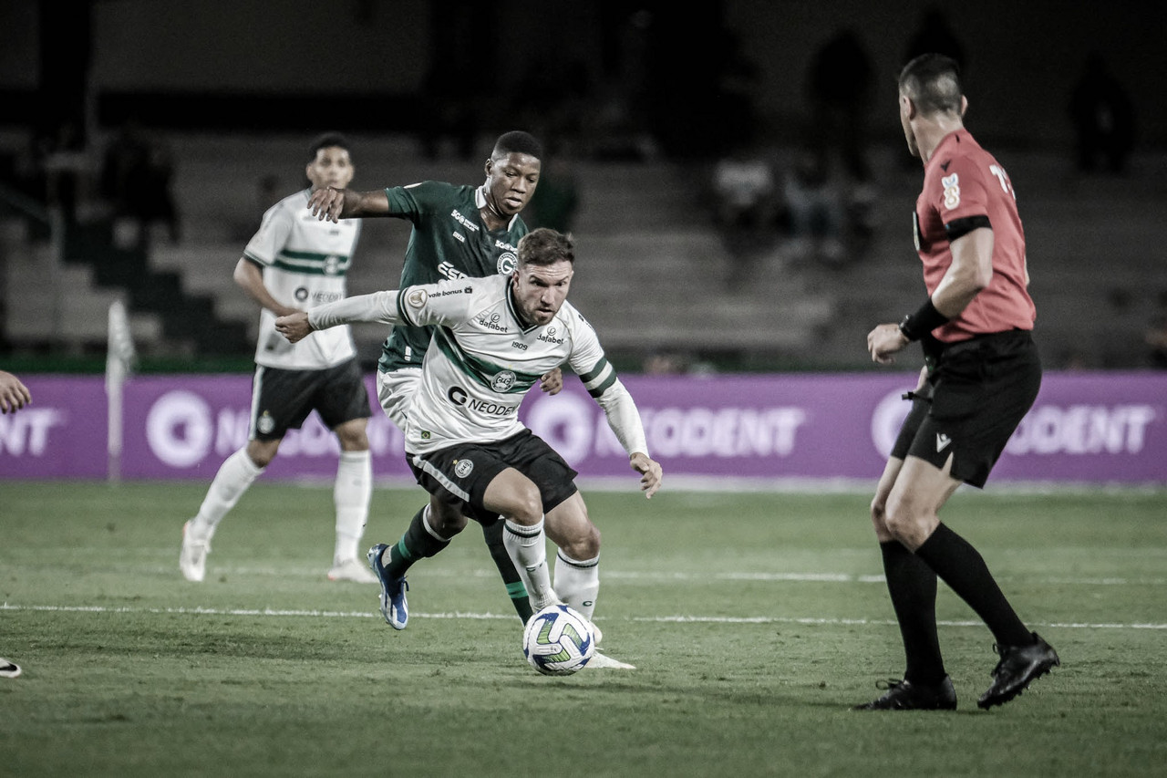 Goiás vence Coritiba e respira na luta contra o rebaixamento no