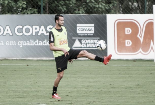 Réver retorna aos treinos no Atlético-MG para aprimorar parte física