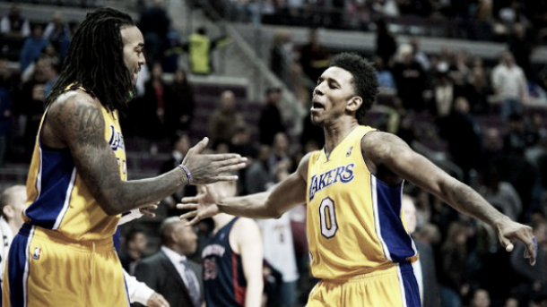 Los Lakers retienen a Young y Hill