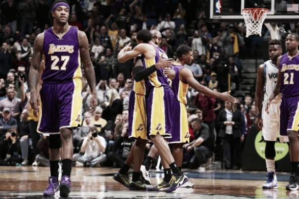 Kobe Bryant y un gran juego interior dan la victoria a los Lakers en una noche histórica