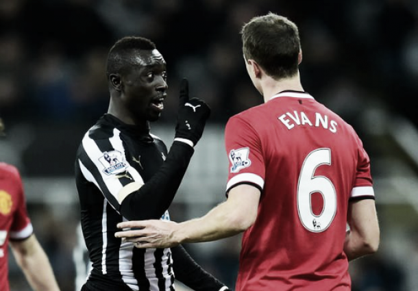 Cissé y Evans, acusados por la FA de escupirse en pleno partido