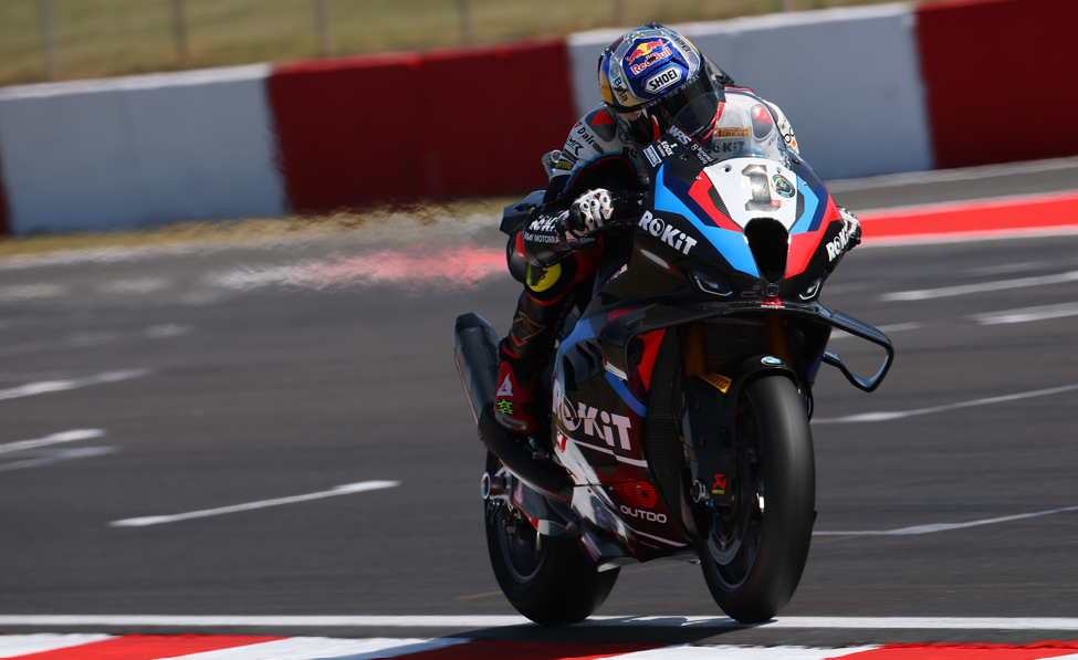 Triplete de Toprak Razgatliglu en Donington Park y nuevo líder del mundial