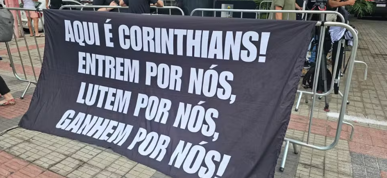 Corinthians é cobrado por torcedores na chegada a Belo Horizonte antes de semifinal da Copa do Brasil Corinthians é cobrado por torcedores na chegada a Belo Horizonte antes de semifinal da Copa do Brasil