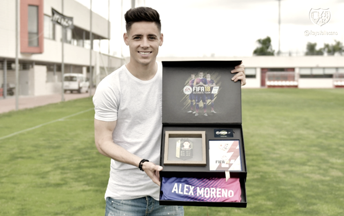 Álex Moreno recibe el premio por formar parte del equipo de la semana de la jornada 41