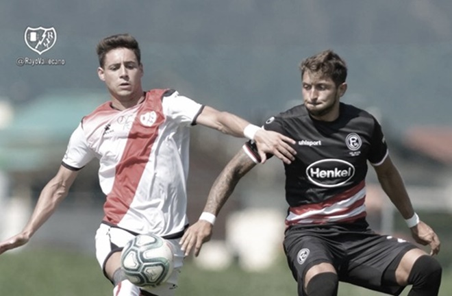 Álex Moreno ya luce la nueva equipación del Rayo Álex Moreno ya luce la nueva equipación del Rayo