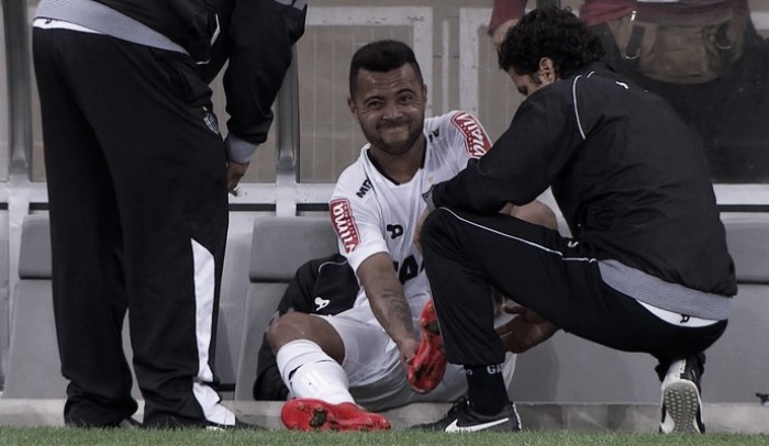 Com possível lesão no tornozelo, Rafael Carioca preocupa Atlético-MG e Seleção Brasileira
