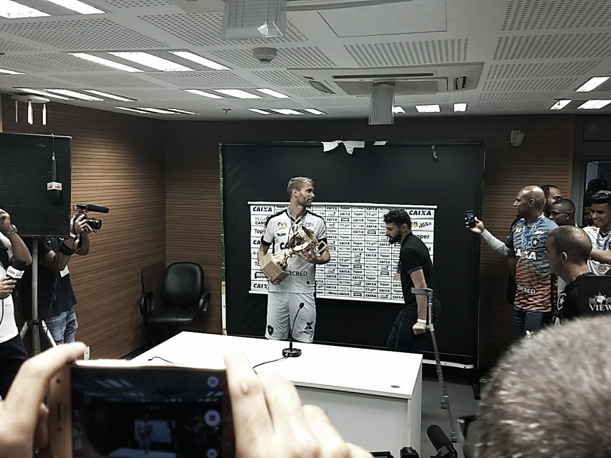 Herói do Carioca, Carli exalta trabalho do Botafogo: "Merecíamos um título" Herói do Carioca, Carli exalta trabalho do Botafogo: "Merecíamos um título"