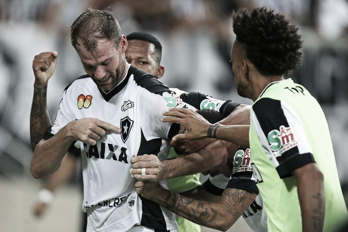 Zagueiro Carli renova contrato com Botafogo até 2020 Zagueiro Carli renova contrato com Botafogo até 2020