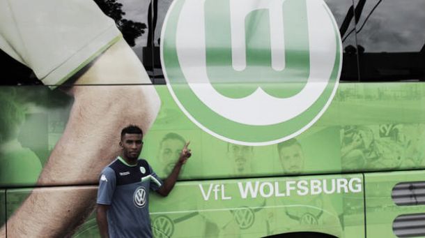 Wolfsburg acerta com zagueiro peruano Carlos Ascues por três anos