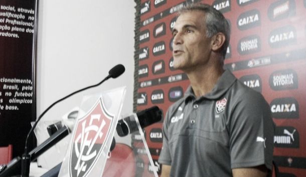 Após derrota para o Palmeiras, Carlos Amadeu cita azar do Vitória