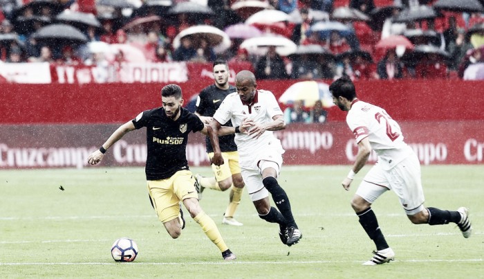 La lluvia del Pizjuán y N'Zonzi acaban con el  liderato del Atlético