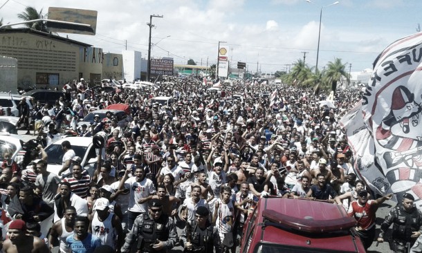 Festa do acesso do Santa Cruz reúne milhares de pessoas pelas ruas de Recife