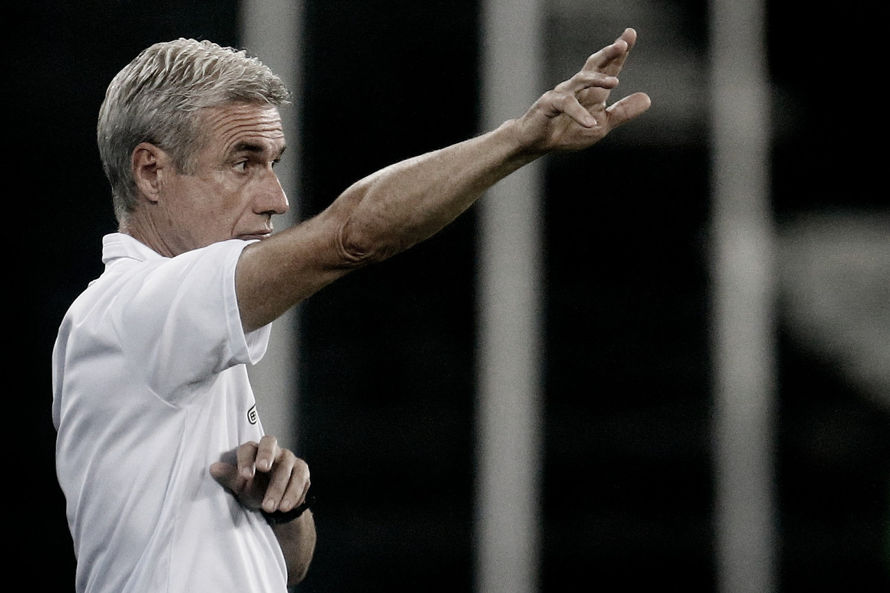 Luís Castro elogia desempenho do Botafogo, mas engole 'sabor injusto' após derrota para o Inter