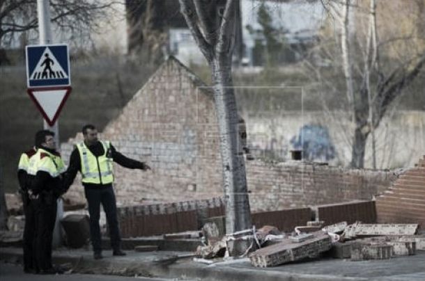 El temporal de viento en Cataluña deja tres muertos y corta la luz, vías del tren y carreteras