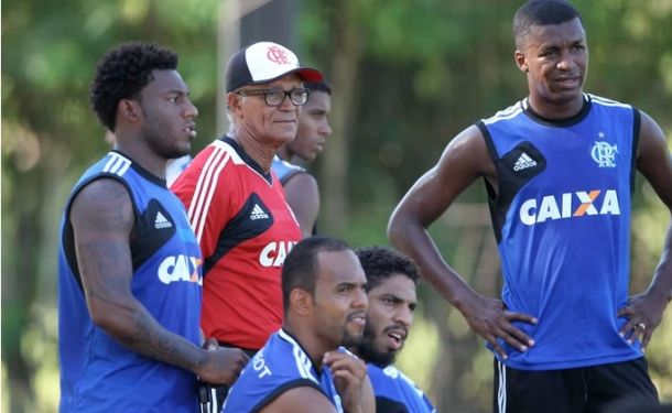Buscando manter a liderança, Flamengo enfrenta Macaé no Raulino de Oliveira