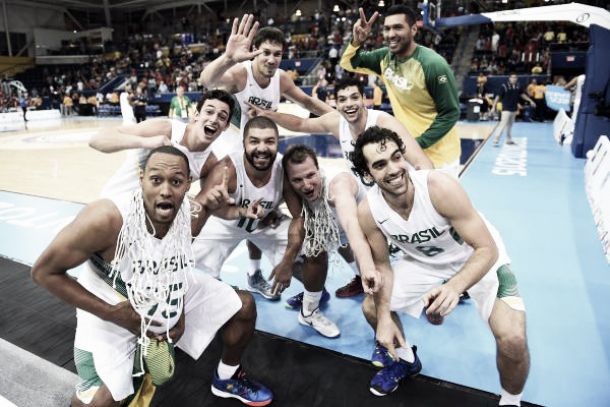 Brasil supera Canadá no basquete masculino e conquista medalha de ouro após oito anos no Pan