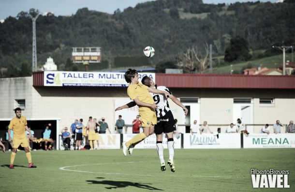 Fotos e imágenes del CD Lealtad - Burgos CF; 8ª jornada del Grupo I de Segunda División B