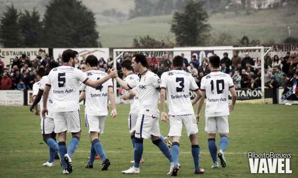 Fotos e imágenes del CD Lealtad - Real Oviedo CF, 30ª jornada Grupo I de Segunda División B