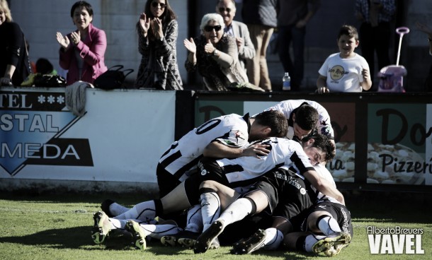 Fotos e imágenes del CD Lealtad - SD Compostela; 13ª jornada del Grupo I de Segunda División B