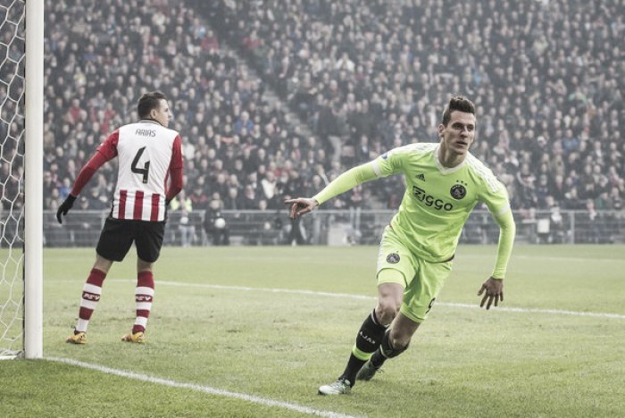 Fora de casa, Ajax bate PSV e assume liderança da Eredivisie