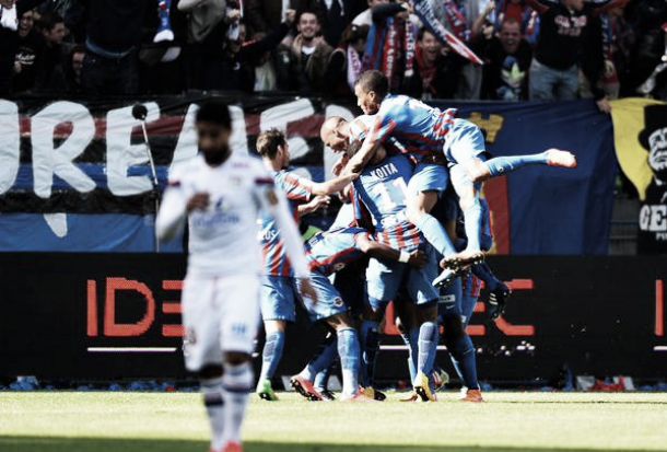 Il Caen fa un gran regalo al PSG: battuto 3-0 il Lione