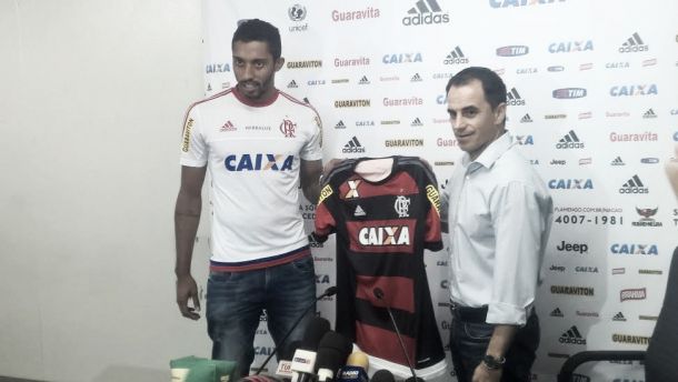 Zagueiro César mira sucesso ao ser apresentado no Flamengo: "Quero conseguir grandes vitórias"