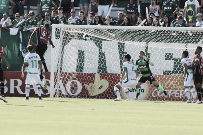 Zagueiros decidem no ataque, Joinville bate Chapecoense fora de casa e garante vaga na final