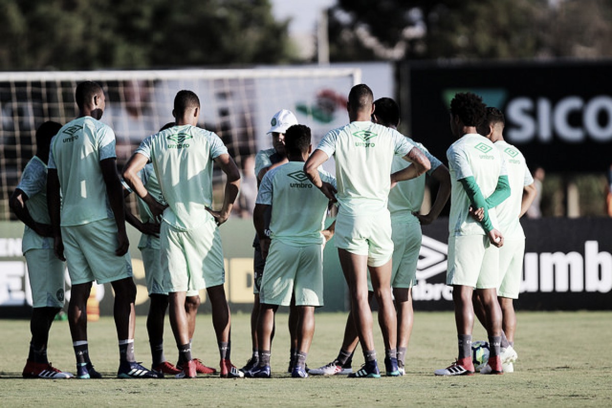 Ainda sem vencer, Chapecoense e Paraná fecham rodada do Brasileiro Ainda sem vencer, Chapecoense e Paraná fecham rodada do Brasileiro