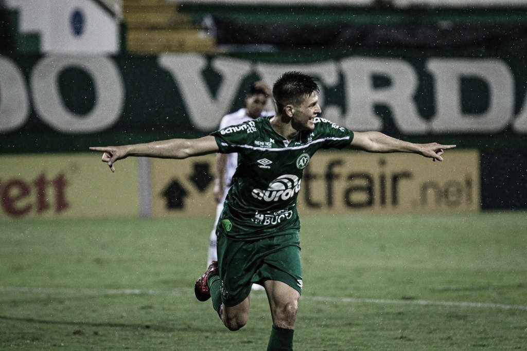 Chapecoense
arranca vitória contra Ponte Preta no fim e retoma liderança da Série B Chapecoense
arranca vitória contra Ponte Preta no fim e retoma liderança da Série B