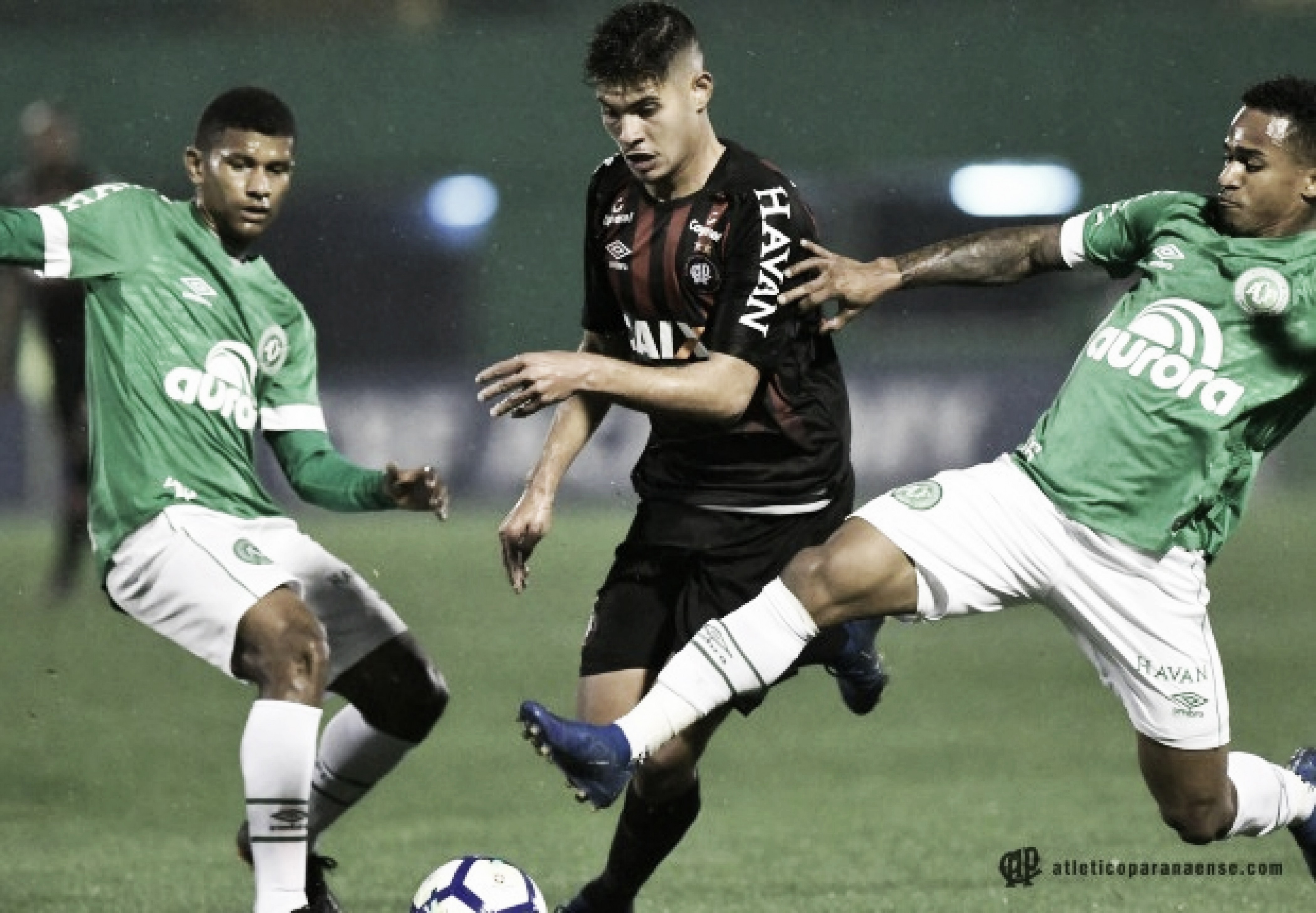 Chapecoense vence Atlético-PR de virada e deixa o Z-4 do Brasileirão Chapecoense vence Atlético-PR de virada e deixa o Z-4 do Brasileirão