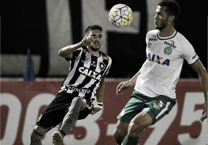 Buscando se manter no G-4, Chapecoense recebe Botafogo em jejum de vitórias