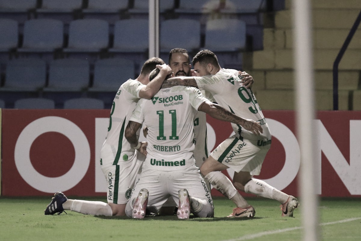 Após lutar contra Covid, Roberto desencanta na Série B e sonha com título da Chapecoense Após lutar contra Covid, Roberto desencanta na Série B e sonha com título da Chapecoense