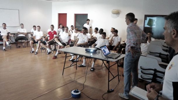 Fernández Borbalán explica a la plantilla del Almería las novedades en el reglamento para la temporada 2014/2015