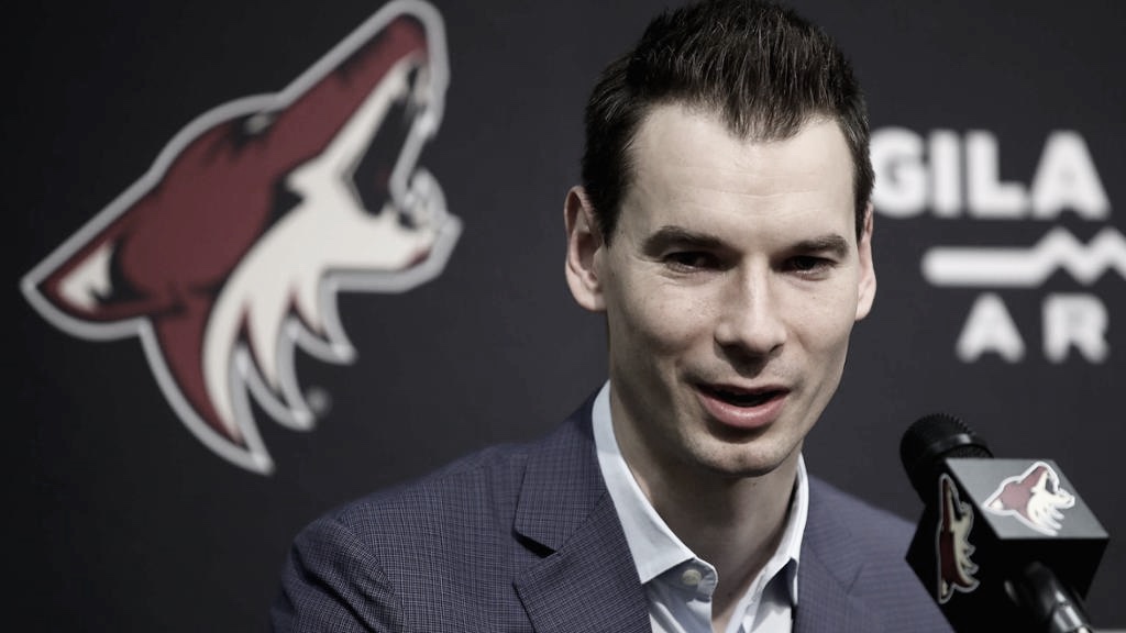Chayka renuncia como GM de los Coyotes Chayka renuncia como GM de los Coyotes