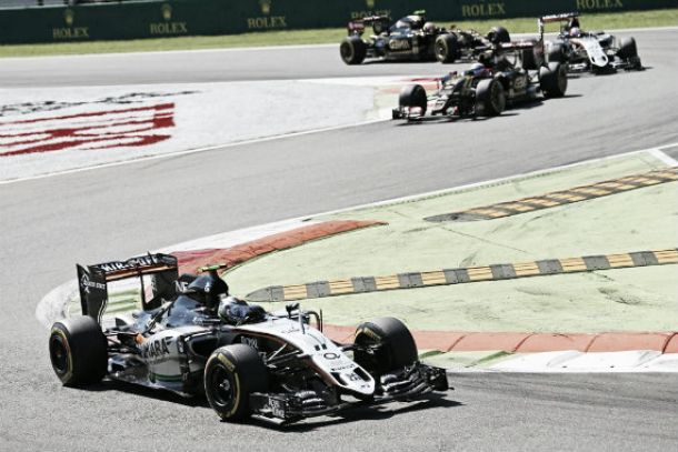 Sergio Pérez cruza la meta de Monza en el sexto lugar