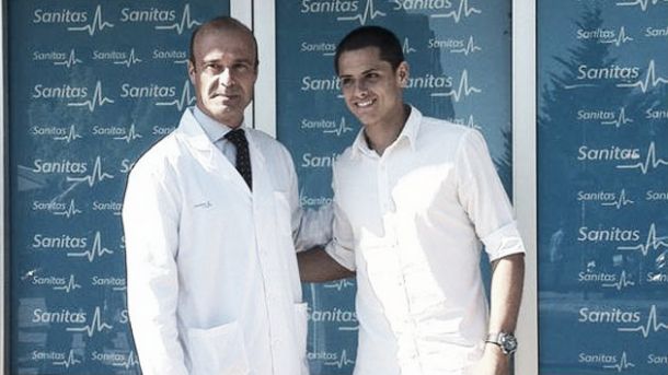 "Chicharito" arribó a Madrid para el reconocimiento médico