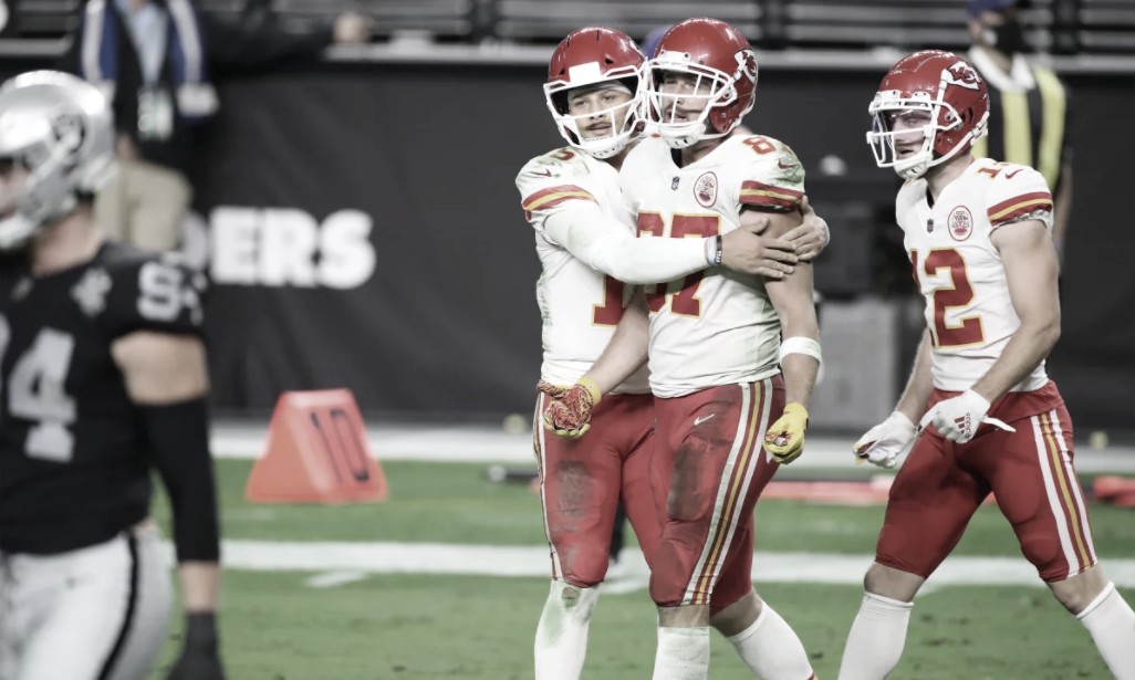 Em duelo equilibrado, Chiefs viram no último minuto e vencem Raiders Em duelo equilibrado, Chiefs viram no último minuto e vencem Raiders