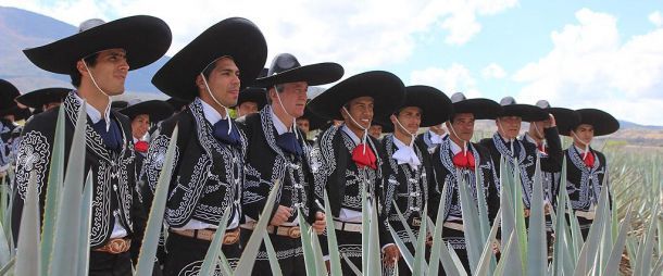 Entre agaves y vestidos de charros, Chivas se toma la foto oficial