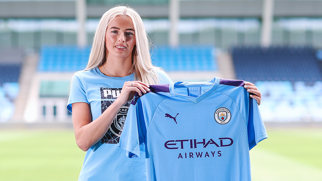 Chloe Kelly joins Manchester City on a two-year deal