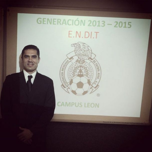 Christian Martínez celebra su graduación como director técnico