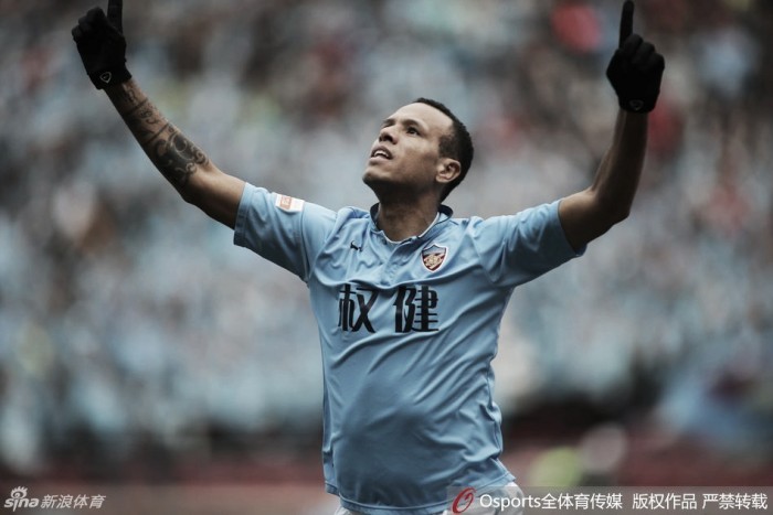 Luís Fabiano anuncia saída do Tianjin Quanjian