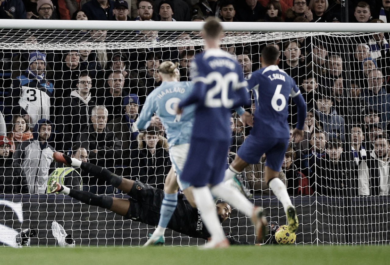 Os jogadores do City cercaram o árbitro no jogo contra o Tottenham