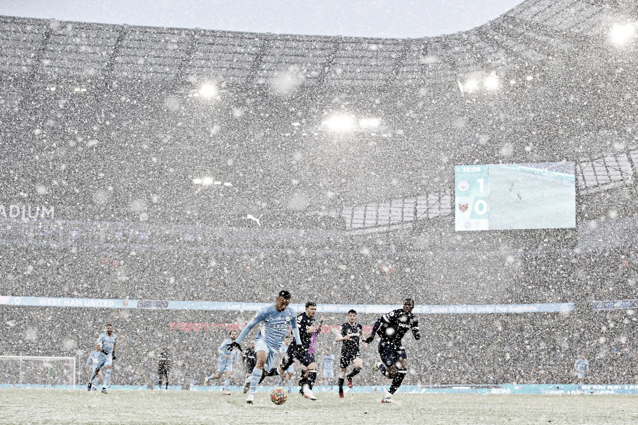 Com muita neve, Manchester City vence West Ham e encosta na liderança da Premier League