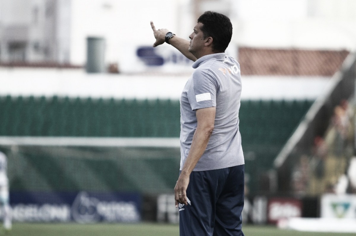 Claudinei pede desculpas após ser expulso em clássico, mas critica postura de Betinho Claudinei pede desculpas após ser expulso em clássico, mas critica postura de Betinho