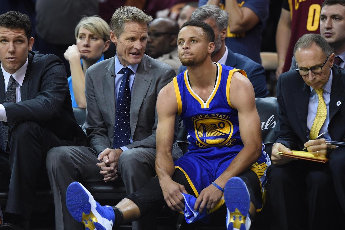 NBA - Kerr lapidario: "Non esiste che Curry giochi al primo turno dei playoff"