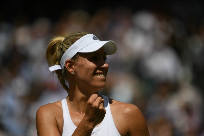Wimbledon - Angelique Kerber supera Simona Halep e approda in semifinale