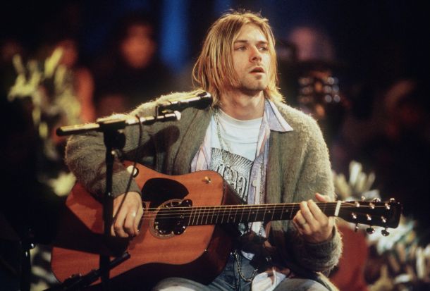 Subastan el cardigan y un mechón de pelo de Kurt Cobain
