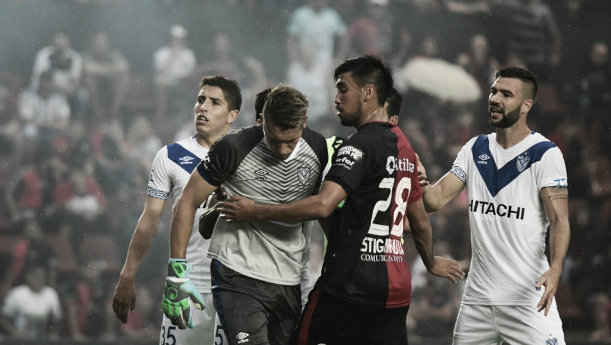 Com bombas atiradas no gramado, partida entre Colón e Vélez é suspensa Com bombas atiradas no gramado, partida entre Colón e Vélez é suspensa